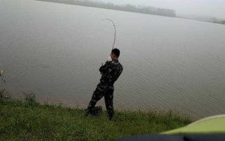 中雨钓鱼效果怎么样？中雨钓鱼的钓浮还是钓底？