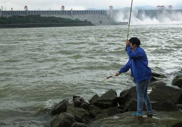 洪水中怎么样钓鱼？洪水钓鱼钓浮还是钓底？-第3张图片-平阳县乌魄百货商行