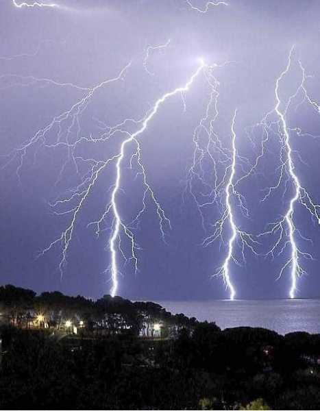 夏天打雷怎么样钓鱼，夏天打雷预示着什么意思-第1张图片-平阳县乌魄百货商行