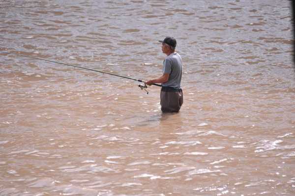 坐在水中钓鱼怎么样？站在水中钓鱼？-第2张图片-平阳县乌魄百货商行